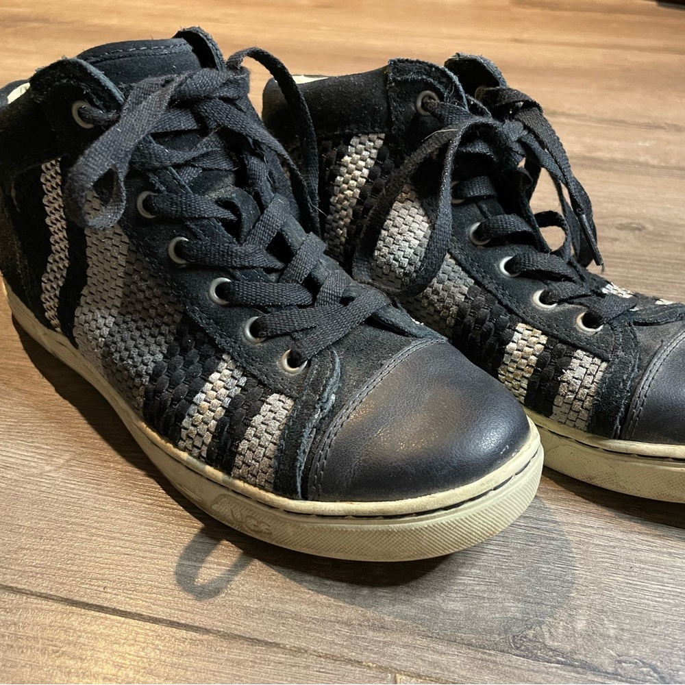 Ugg tennis shoes